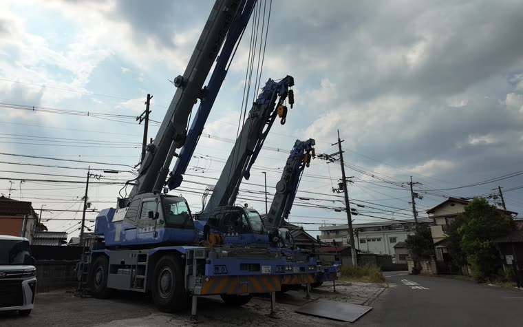 クレーンによる吊り上げ作業